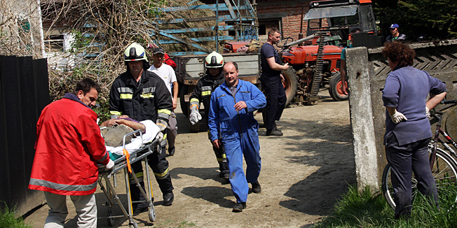 Gornja suma, 180411.U mjestu Gornja suma kraj Molvi doslo je do nesrece kod voznje traktorom unazad, vozac traktora je preminuo i pregazio dvije zene koje su zadobile teske povredeNa slici: Hitna pomoc odvozi unesrecene zene.Foto: Darko Imbrisa / Podravski list / Cropix