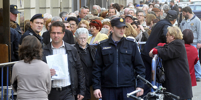 Zagreb, 180411.Guzva ispred policije u Petrinjskoj ulici zbog izdavanja potvrda o prebivalistu za besplatni pokaz za penzionere i za vrtice.Foto: Bruno Konjevic / CROPIX