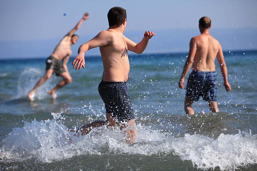 Split, 180411.Splicani su iskoristili lijep dan za zabavu na plazi, igrajuci popularni picigin.Foto: Zvonimir Barisin / CROPIX