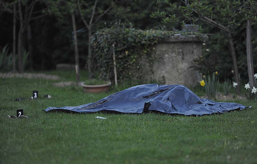 Donji Dragonozec, blizu Zagreba, 180411.Na obiteljskom posjedu muskarac se polio benzinom i zapalio, preminuo na mjestu nesrece, ocevid u tijeku.Foto: Damir Krajac / CROPIX