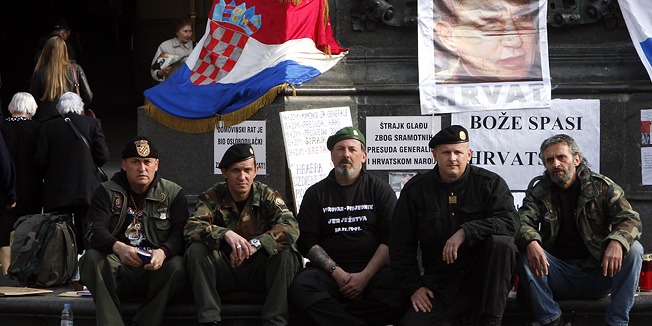 Zagreb, 190411.Trg bana Josipa Jelacica.Petorica hrvatskih branitelja zapoceli su od sinoc na Trgu bana Jelacica strajk gladju zbog nepravedne presude hrvatskim generalima u Haagu.Na slici: branitelji Zvonko Tigar Lovrencic, Ivan Velicki Kobra, Branimir Delic Sokol, Bozidar Moro i Bibek Mario.Foto: Damjan Tadic / CROPIX
