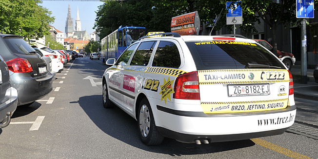 zagreb, 220411.Danas su po znatno nizim cijenama poceli voziti taksisti rijecke tvrtke Taxi Cammeo, kao konkurencija udruzenja Radio taksi Zagreb.Foto: Bruno Konjevic / CROPIX