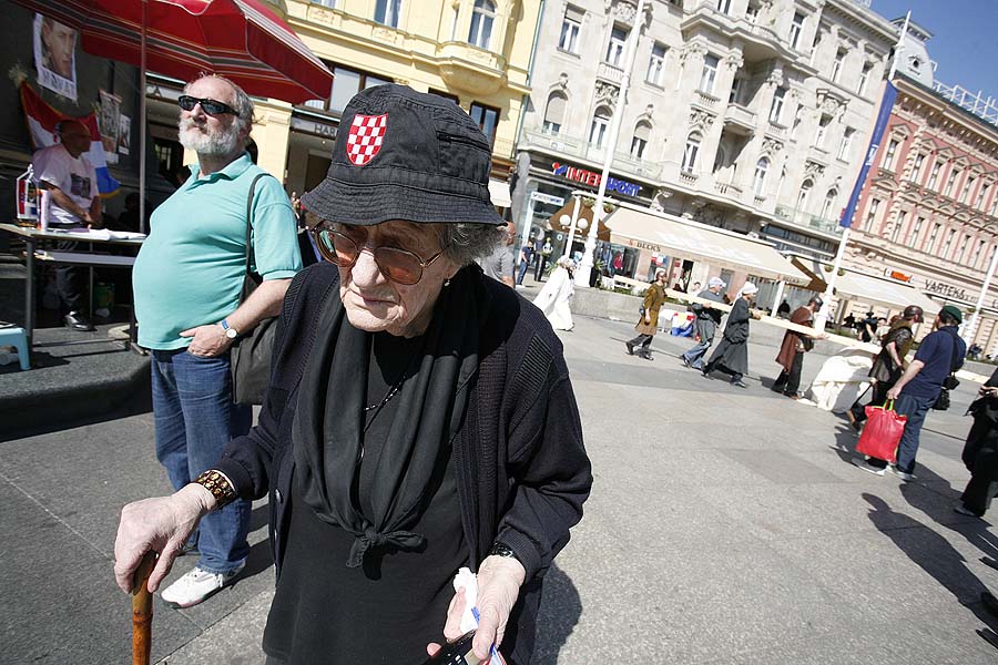 Zagreb, 220411.Trg Bana Jelacica.Umjetnik Branimir Cilic osmislio je performans Kriznog puta oko spomenika Bana Jelacica, sudjelovali su branitelji kako kaze Cilic iz cjele Hrvatske.Foto: Damjan Tadic / CROPIX