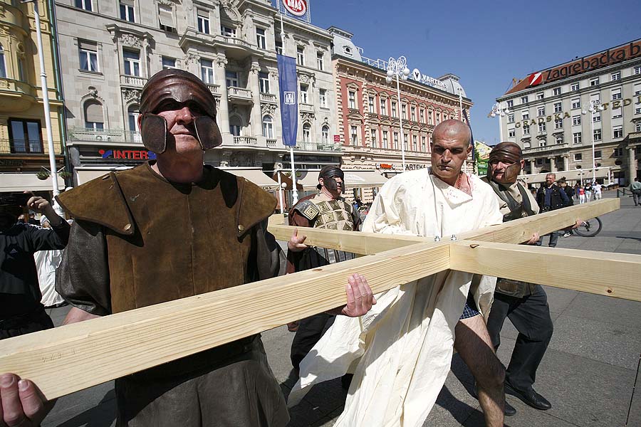 Zagreb, 220411.Trg Bana Jelacica.Umjetnik Branimir Cilic osmislio je performans Kriznog puta oko spomenika Bana Jelacica, sudjelovali su branitelji kako kaze Cilic iz cjele Hrvatske.Foto: Damjan Tadic / CROPIX