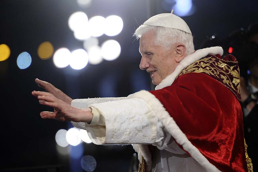 Pope Benedict XVI waves to faithful as he leads the Woay of the Cross on Good Friday on April 22, 2011 in front of the Colosseum in Rome.     AFP PHOTO / FILIPPO MONTEFORTE