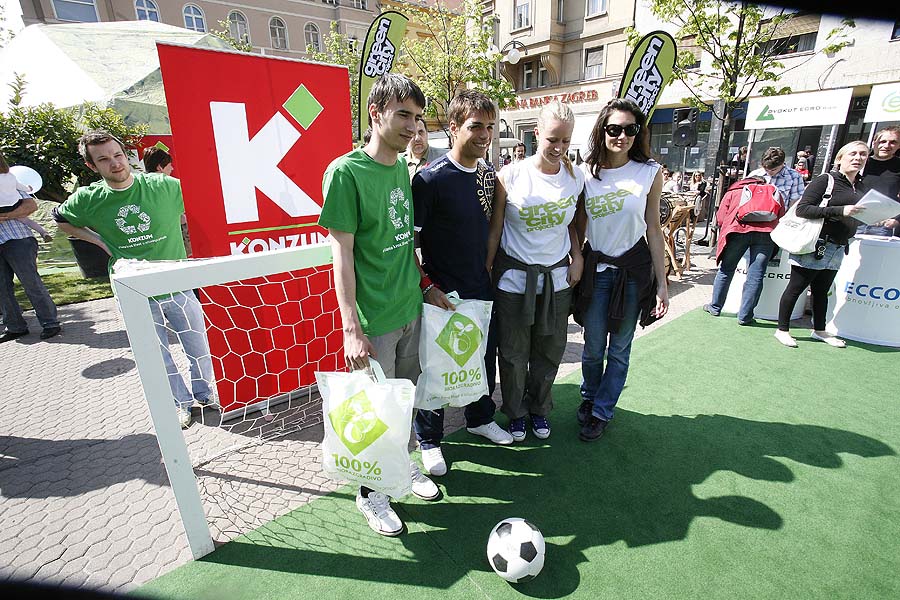 Zagreb, 230411.U povodu dana Dana planete Zemlje na trgu Petra Preradovica otvoren je Green city project ciji je cilj senzibiliziranje javnosti po pitanju ekologije kako bi se vlastitim idejama i prijedlozima ukljucili u zastitu okolisa.Na slici: nogometna utakmica Dinamo protiv top modela ciju su ekipu cinile Dvina Meler i Stefani Hohnjec. Ekupu Dinama predstavljao je Caello Andrijan.Foto; Damjan Tadic / CROPIX