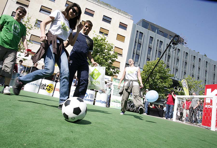Zagreb, 230411.U povodu dana Dana planete Zemlje na trgu Petra Preradovica otvoren je Green city project ciji je cilj senzibiliziranje javnosti po pitanju ekologije kako bi se vlastitim idejama i prijedlozima ukljucili u zastitu okolisa.Na slici: nogometna utakmica Dinamo protiv top modela ciju su ekipu cinile Dvina Meler i Stefani Hohnjec. Ekipu Dinama predstavljao je Caello Andrijan.Foto; Damjan Tadic / CROPIX