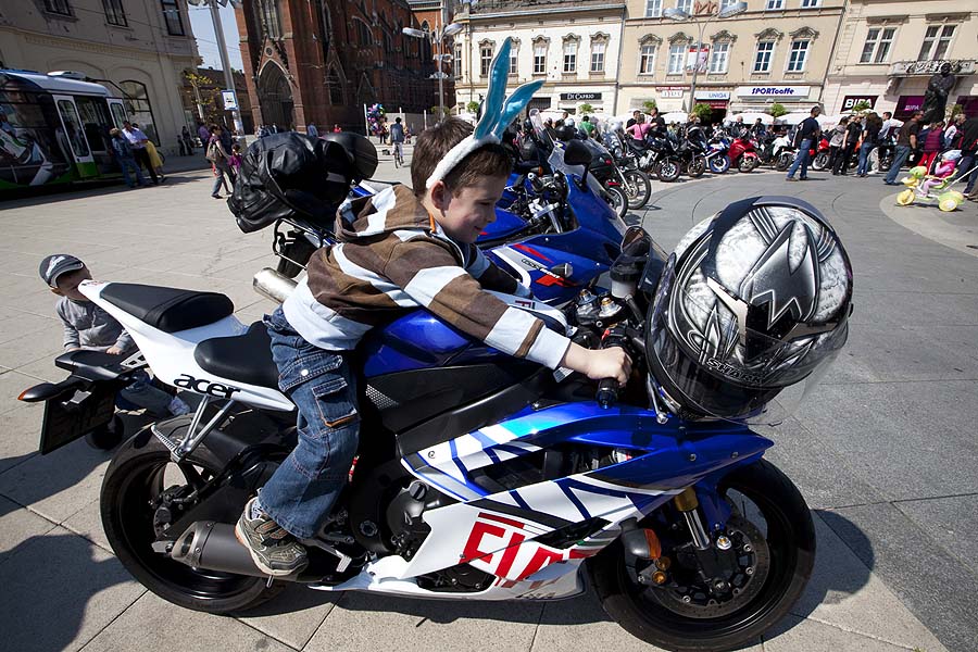 Osijek, 230411.Vise od 80 motorista iz svih osjeckih motoklubova danas je u tradicionalnoj sedmoj uskrsnoj voznji provozalo svoje ljubimce po gradskim ulicama. Foto: Vlado Kos / CROPIX