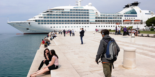 Zadar, 240411.Na sam Uskrs,  u Zadar na vez pored morskih orgulja  uplovio  kruzer Seabourn Odyssey.U Zadru ce ostati do 18 sati kada nastavlja krstarenje prema Veneciji. Kruzer je dug oko 200 metara a na njemu je 450 gostiju.Foto : Andrija Lucic / cropix