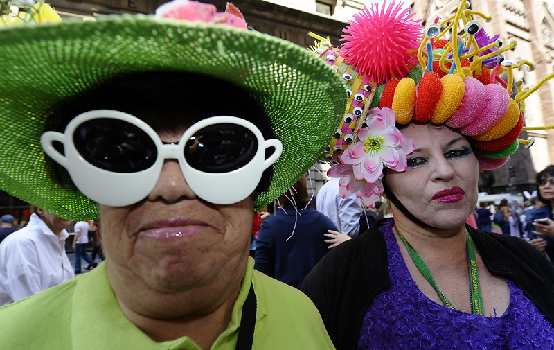 Easter parade fans dressed up during the 2011 Easter Parade and Easter Bonnet Festival in New York City on 5th Avenue April 24, 2011. AFP PHOTO / TIMOTHY A. CLARY