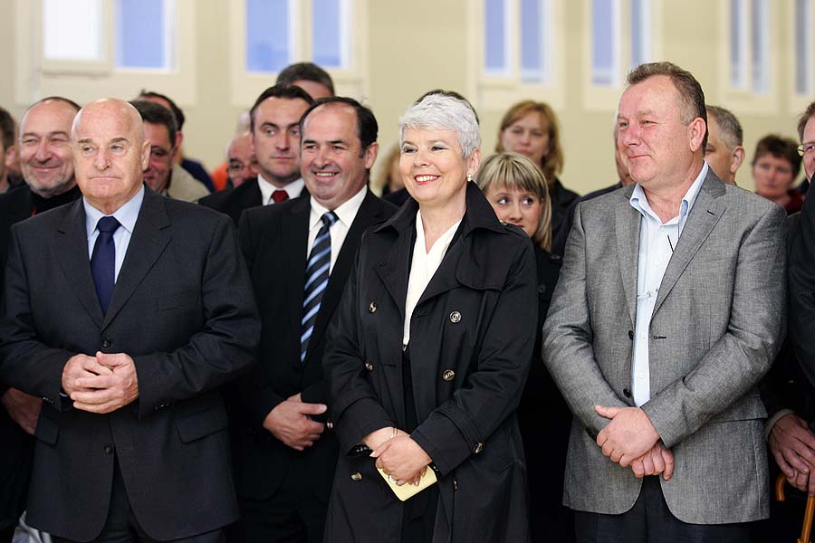 Konjscina, (Zagrebacka zupanija), 260411.Tvrtka ZMH Horvat.Jadranka Kosor svecano je otvorila novi pogon za preradu i pakiranje morske ribe, povrca i njoka tvrtke ZHM Horvat.Na slici: (prvi red) Ivan Jarnjak - potpredsjednik Sabora Republike Hrvatske, Jadranka Kosor - predsjednica Vlade Republike Hrvatske, Zoran Horvat - vlasnik tvrtke ZHM Horvat. Foto: Tomislav Kristo / CROPIX