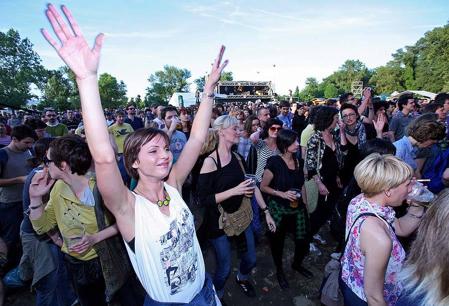 Zagreb, 230610.Na Jarunu se od 21.-23.06. odrzava glazbeni spektakl T-Mobile INmusic festival na kojem ce nastupiti mnogobrojni izvodjaci kako iz zemlje tako i svijeta.Danas se odrzao treci, zadnji dan koji je za razliku od ostalih bio suncan i topao.Na slici: publika.Foto: Neja Markicevic / CROPIX