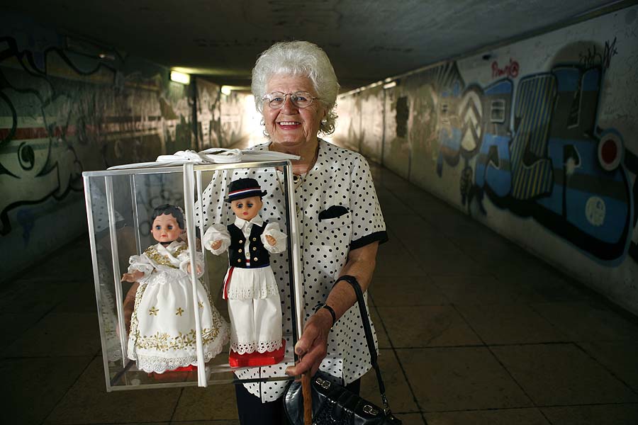 Slavonski Brod, 270411.Marija Kirin 85 najveci hrvatski fan kraljevske obitelji putuje u London na vjencanje Wilijama i Kate.Na slici Marija Kirin na zeljeznickom kolodvoru u Slavonskom Brodu s poklonom za mladence.Foto: Danijel Soldo / CROPIX