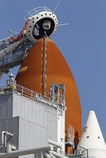 CAPE CANAVERAL, FL - APRIL 28: The Space Shuttle Endeavour STS-134 sits on launch pad-39A with a gaseous oxygen vent hood beanie cap in position at the Kennedy Space Center April 28, 2011 in Cape Canaveral, Florida. NASA continues to prepare for the last trip to orbit for Space Shuttle Endeavour, which will be launching on April 29.   Eliot J. Schechter/Getty Images/AFP== FOR NEWSPAPERS, INTERNET, TELCOS & TELEVISION USE ONLY ==