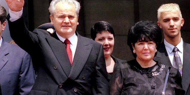 beograd 110306slobodan milosevic obiteljfoto matija kokovic-desk-SLOBODAN MILOSEVIC SA PORODICOM MIROM,CERKOM MARIJOM I SINOM MARKOM PRILIKOM IZLASKA IZ SAVEZNOG PARLAMENTA