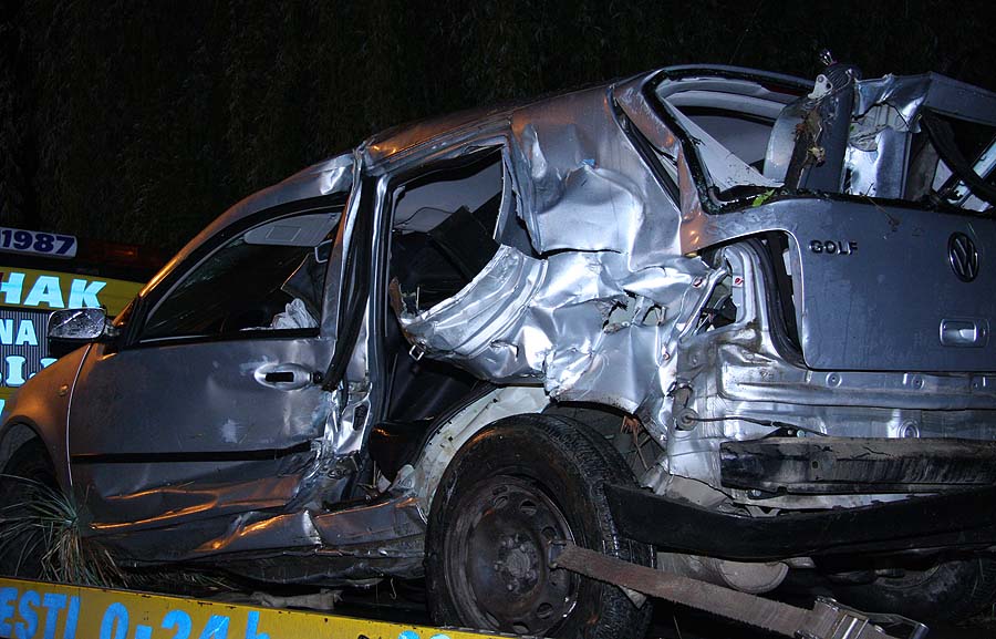 Nasice, 300411Sinoc se u Nasickom Novom selu dogodila teska prometna nesreca u kojoj je zivot izgubila djevojka (17) a trojica mladica su tesko ozlijedjeni. Prometna se dogodila na pruznom prijelazu bez rampe kada je putnicki vlak Virovitica-Nasice naletio na osobni automobil marke Golf u kojem su bili mladici i djevojka. Foto: Dorian Horvat / CROPIX