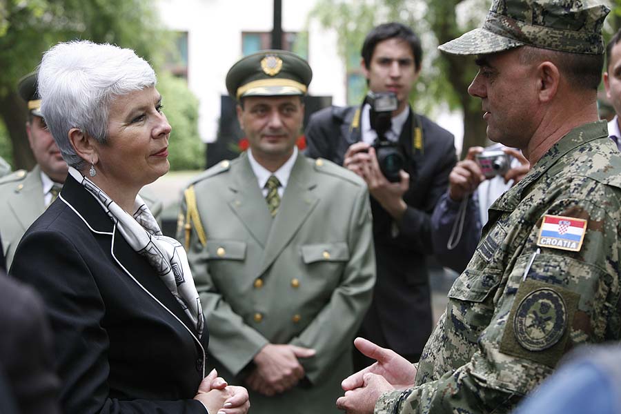 Okucani, 300411.Predsjednica Vlade Jadranka Kosor, ministar gospodarstva Djuro Popijac i ministar obrane Davor Bozinovic polozili su vijence povodom 16. obljetnice na spomen obiljezje poginulim braniteljima u vojno-redarstvenoj akciji Bljesak.Na slici Jadranka Kosor i general Tomasevic.Foto: Danijel Soldo / CROPIX