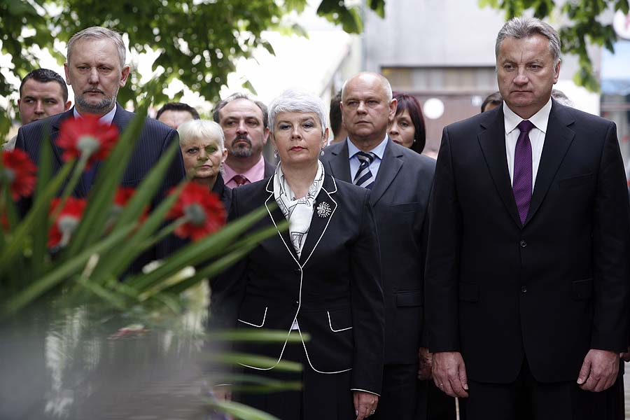 Okucani, 300411.Predsjednica Vlade Jadranka Kosor, ministar gospodarstva Djuro Popijac i ministar obrane Davor Bozinovic polozili su vijence povodom 16. obljetnice na spomen obiljezje poginulim braniteljima u vojno-redarstvenoj akciji Bljesak.Na slici Jadranka Kosor, Djuro Popijac i Davor Bozinovic.Foto: Danijel Soldo / CROPIX