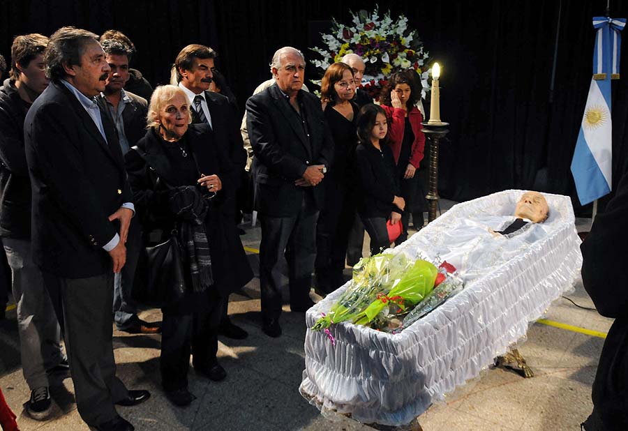 Argentinian presidential candidate for the Radical Civic Union, Ricardo Alfonsion (L), Argentinian deputy Ricardo Gil Lavedra (C-L) and the widow of deceased Argentine writer Ernesto Sabato, attend his wake in Buenos Aires, on April 30, 2011. Sabato, Cervantes Award for Literature and one of the greatest Argentinian writers of the XXth century died Saturday early morning at home at the age of 99. AFP PHOTO / NA - Marcos Adandia