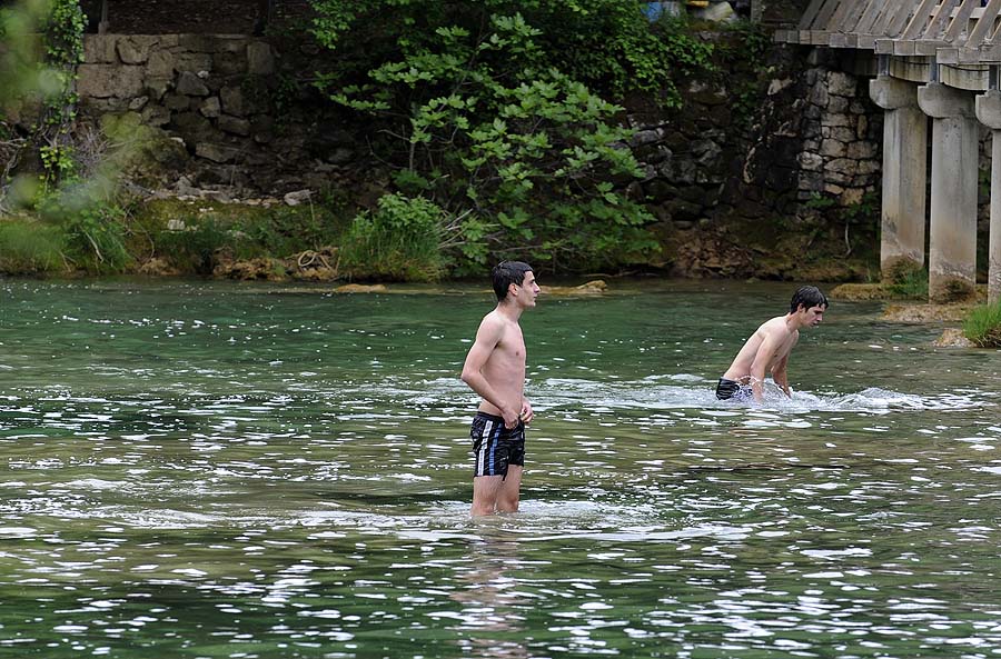Slapovi Krke, 010511.Unatoc losem vremenu i kisi na slapovima Krke podijeljeno je oko 1000 porcija graha koje su dijelili zupan Goran Pauk i dozupani Simunac i Smolic.Na slici: kupaciFoto: Niksa Stipanicev / CROPIX