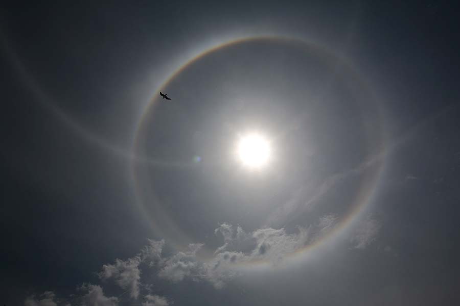 Podstrana, 300411Na nebu iznad Marine Lav ukazala se rijetka vremenska pojava, krug oko sunca odnosno korona. Foto: Bozo Vukicevic / CROPIX