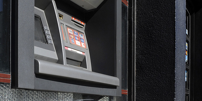 Split , 070410.Nepoznati autor koji je otisnuo lik djela Ivana Mestrovica nazvanog Job u obliku naljepnice koja je postavljena ispod jednog bankomata . Lik  Joba jedno je od najvrijednijih radova Mestrovica koje na jedinstven naci prikazuje dusevne i fizicke muke prikazane osobe pa se pretpostavlja da je autor naljepnice postavivsi je uz bankomat pokusao docarati materijalno stanje u drustvu . Foto: Paun Paunovic / CROPIX