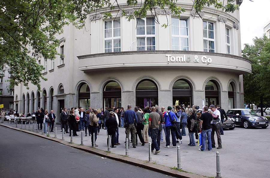 Zagreb, 030511.Na Svjetski dan slobode medija HND i SNH organizirali su prosvjed kojim zele upozoriti na polozaj novinara u Hrvatskoj i probleme s kojima se moraju nositi. Prosvjedna povorka krenula je od Novinarskog doma do krizanja Bogoviceve i Gajeve.Foto: Tomislav Kristo / CROPIX
