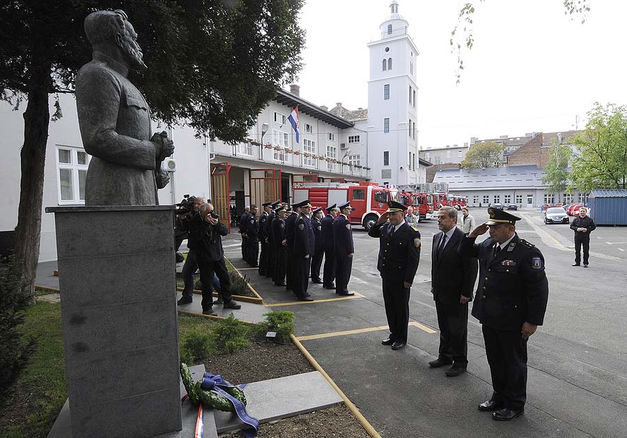 Zagreb,040511.Gradonacelnik Milan Bandic polozio je vijence kod spomenika Djure Dezelica u povodu Dana svetog Florijana, u krugi Javne vatrogasne postrojbe Grada Zagreba.Na fotografiji Ivica Lonjak, zamjenik zapovjednika Javne vatrogasne brigade, gradonacelnik Milan Bandic i Zlatko Krizanic predsjednik vatrogasne zajednice Grada Zagreba polazu vijence.Foto: Admir Buljubasic / CROPIX