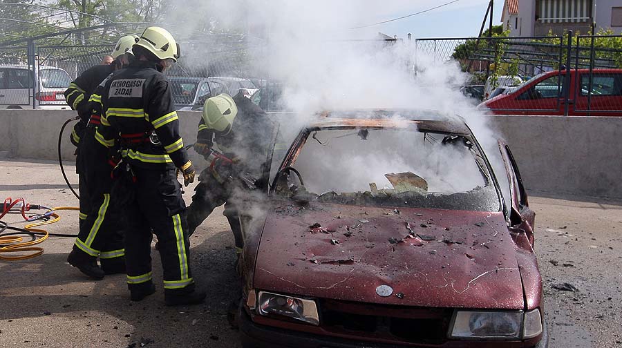 Zadar, 040511.Povodom Dana vatrogasaca zadarski su vatrogasci izveli vjezbu gasenja pozara.Na slici: detalj s vjezbe.Foto: Vladimir Ivanov / Cropix