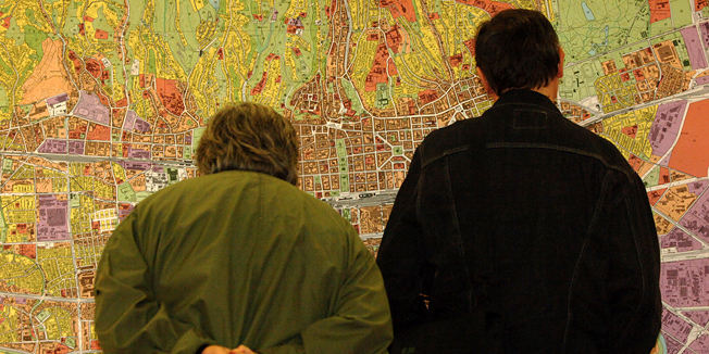 Zagreb, 040907.Javno izlaganje o prijedlozima novog GUP-a od procelnika za prostorno uredjenje Ivica Fanjek, te postavljanje pitanja gradjana na Zagrebackom Velesajmu u 2. paviljonu, gradjani ispred urbanistickih planova grada Zagreba.foto: Drago Sopta / CROPIX