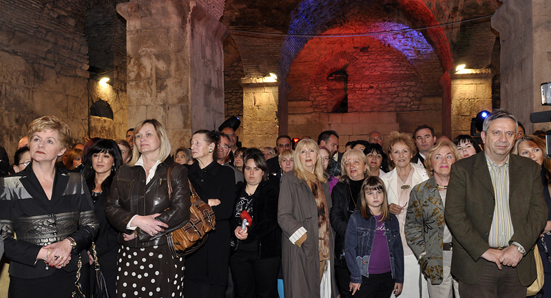 Split, 050511.Otvorenje 36. Medjunarodnog sajma cvijeca u Dioklecijanovim podrumima. Na slici: posjetitelji sajma.Foto: Jadran Babic / CROPIX