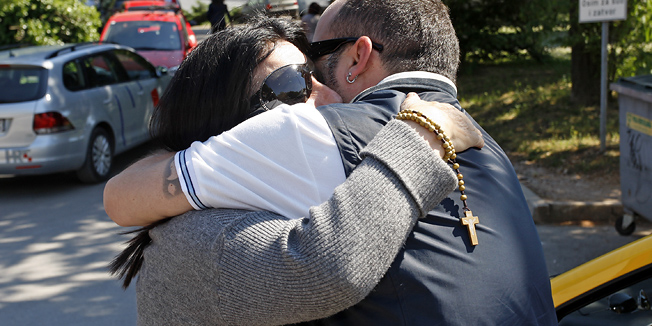 Pula, 060511. Iz pulskog zatvora pustena je, nakon jednomjesecnog pritvora, Vinka Cetinski. Sumnjici ju se za visemilijunsku prevaru  prilikom kupovine zemljista za poduzetnika Danka Koncara.Pred nju su dosli suprug Mirko i sinovi Mateo i Tony.Foto: Goran Sebelic / CROPIX                              