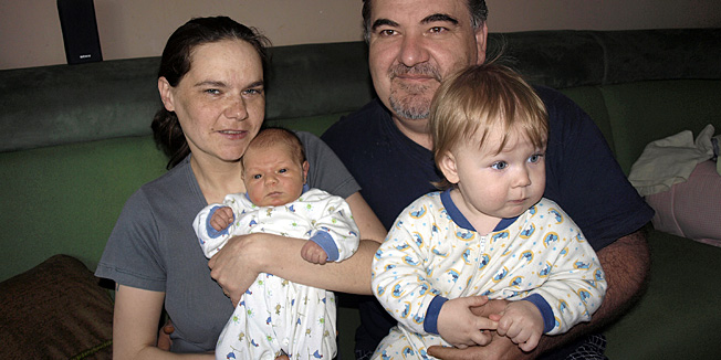 Cazma, 050511Drazen Ralica u noci automibilom je vozio trudnu zenu iz Cazme u bjelovarsku bolnicu. Dosao je do ulaza u bolnicu iz Franjevacke ulice kako bi skratio put no tamo je bila zakljucana rampa, njegova sestra Zeljka otrcala je do ulaza i zamolila da je otkljacaju ali nisu htjeli u medjuvremenu porod Drezenove supruge je poceo.Na slici: Drazen Ralica s obitelji.Foto: Dean Vitanovic / Bjelovarski list / Cropix