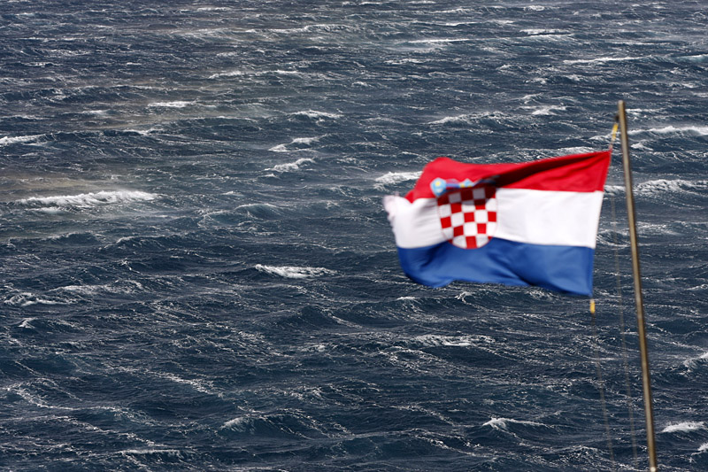 Makarska, 090511Pogorsanje vremena na makarskom podrucju gdje bura  puse brzinom prosjecno oko 50 km/h s udarima do 100 km/h zbog cega je u prekidu trajektna linija Makarska-Sumartin(o. Brac)Na slici : Udari bure u brackom kanalu ispred MakarskeFoto: Ivo Ravlic / CROPIX