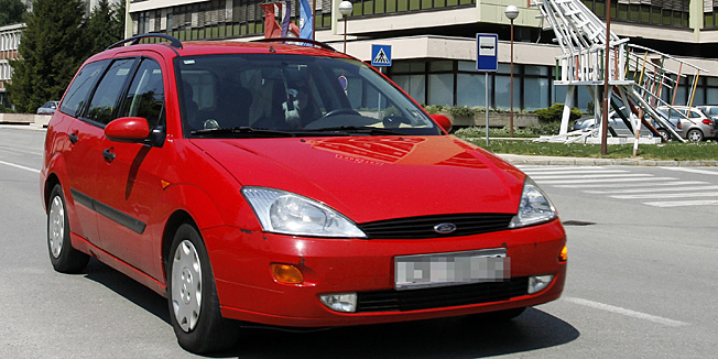 Koprivnica, 020511.Nakon desetljeca Podravka obnovila vozni park, raskinula je ugovor sa VW i potpisala sa Fordom .Na slici: Ford  ispred Upravne zgrade Podravke.Foto: Nikola Wolf / Podravski list / Cropix