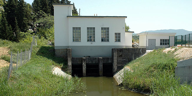 Metkovic, 270508.Vodonatapni sustav u Dolini Neretve, star 40-tak godina nije dovoljan da osigura dovoljne kolicine kvalitetne vode za navodnjavanje. Unatoc tome realizacija nacionalnog projekta navodnjavanja u Dolini Neretve jos nije pocela.Na slici: Crpna stanica u Kosevu dio je vodonatapnog sustava koji kanalima i pumpama vodu prenosi do Opuzena gdje se koristi za zaljevanje poljoprivrednih kultura.Foto: Denis Jerkovic / Cropix