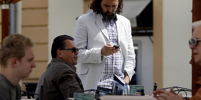 Varazdin, 090511.Miljenko Pticek bivsi direktor Parkova, koji je prije otprilike mjesec dana pusten iz pritvora u kojem je bio zbog istrage o gospodarskom kriminalu, danas je sa gradonacelnikom Ivanom Cehokom i Slavkom Vegarom, sadasnjim direktorom Parkova, popio kavu na glavnom gradskom trgu.Na slici: Miljenko Pticek (sjedi) i Ivan Cehok.Foto: Zeljko Hajdinjak / Cropix