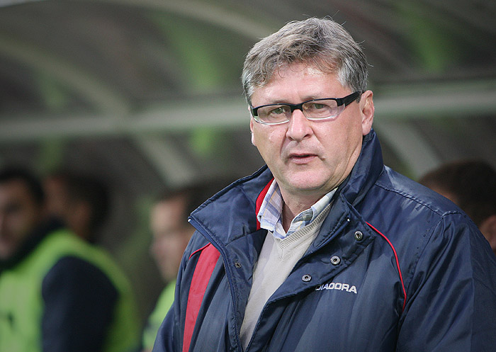 Zagreb, 241009.Zagrebov stadion u Kranjcevicevoj ulici. T Com 1. HNL, nogometna utakmica izmedju Craoatia Sesvete i Varteksa. Na slici: trener Croatia Sesveta Nenad Gracan.Foto: Damjan Tadic / CROPIX