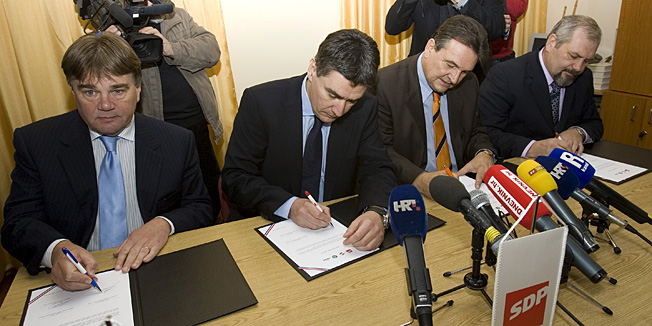 Kastav, 231110.Danas su se na Kastvu okupili celnici i clanovi politickih stranaka takozvane Kukuriku koalicije. Koalicija je sastavljen od stranaka : SDP, HNS, IDS i HSU. Deklaraciju koja je programska osnova za nastup na iducim parlamentarnim izborima potpisali su Ivan Jakovcic - IDS, Radimir Cacic - HNS, Zoran Milanovic - SDP i Silvano Hrelja - HSU. Deklaracija je potpisana u Vijecnici grada Kastva.Foto: Zeljko Sop / CROPIX