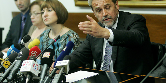 Zagreb, 210411.Trg Stjepana Radica, Poglavarstvo.Milan Bandic odrzao je konferenciju za novinare nakon sjednice Gradske skupstine Grada Zagreba na kojoj se trebao ocitovati o svojim potezima i odluci skupstine po kojoj cijene vrtica ostaju iste, te odbacivanju gradonacelnikova prijedloga da se participacija roditelja u cijeni vrtica odredjuje prema njihovom dohodovnom cenzusu. Na slici: Milan Bandic.Foto: Ranko Suvar / CROPIX
