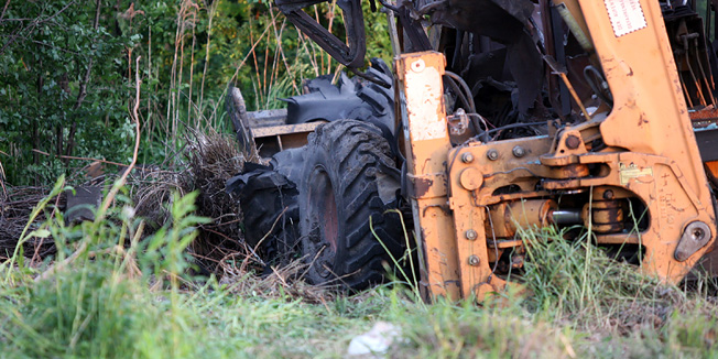 Vukovar, 100511.U eksploziji mine u Vukovaru ozlijedjen je 52-godisnji Stipe Hrgovic koji je prevezen u vukovarsku Opcu bolnicu. Tezina njegovih ozljeda nakon minske nesrece nije jos poznata. Do eksplozije je doslo oko 17 sati u Ulici Cvorkovac 9 na periferiji Vukovara prema Iloku. Stradali Hrgovic je s bagerom radio na ciscenju okucnice obiteljske kuce 55-godisnjakinje iz Vukovara koja privremeno boravi u Zagrebu. U jednom trenutku bager je aktivirao zasad nepoznatu minsko-eksplozivnu napravu. Navodno su okucnice u tom dijelu Vukovara razminirane prije 10-tak godina. Policijski ocevid je u tijeku.Foto: Damir Glibusic / CROPIX