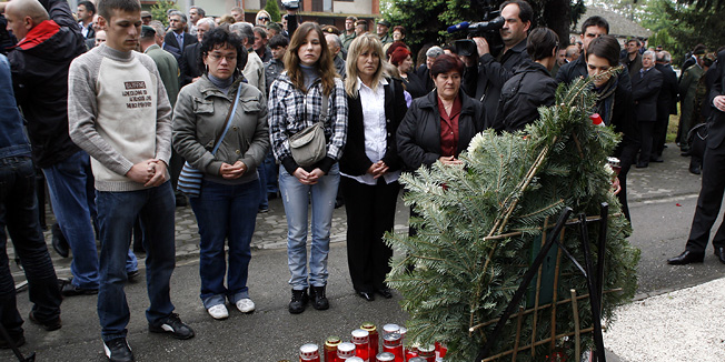 Borovo, 020511.U selu Borovo obiljezena je 20. obljetnica ubojstva 12 hrvatskih policajaca. Na fotografiji: obitelji ubijenih pale svijece.Foto: Damir Glibusic / CROPIX