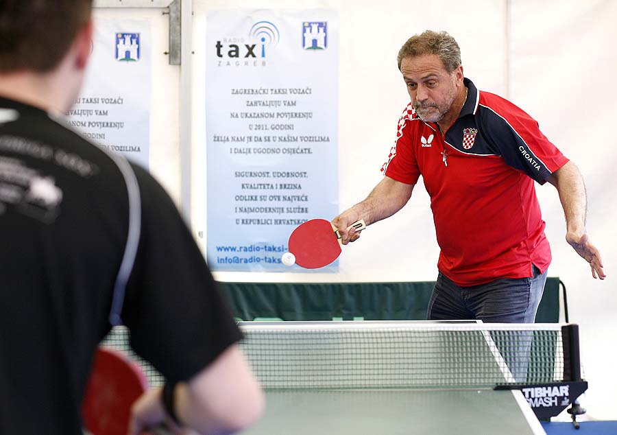 Zagreb, 130511.Trg Bana Jelacica.Obaranje svjetskog rekorda u najduzem igranju stolnog tenisa, tenisac Draio Cvitkovic pokusat ce oboriti rekord, prvi protivnik bio mu je gradonacelnik Zagreba Milan Bandic.Foto: Damjan Tadic / CROPIX
