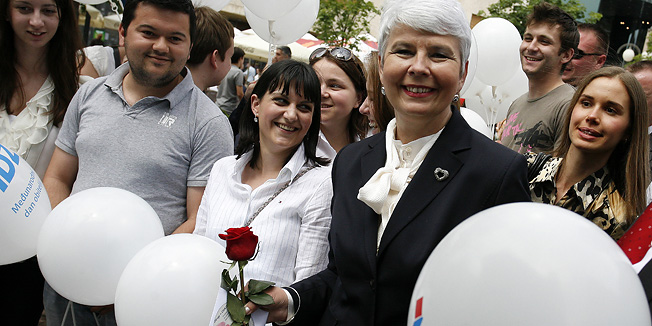 Zagreb, 140511.Cvjetni trg.Hrvatska premijerka Jadranka Kosor prosetala je zagrebackom spicom i posjetila je stand mladezi HDZa na Cvjetnom trgu.Foto: Damjan Tadic / CROPIX