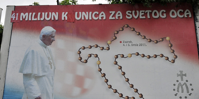 Zagreb, 150511.Na vise jumbo plakata koji najavljaju dolazak pape Benedikta XVI u Hrvatsku, sinoc je netko poruku 