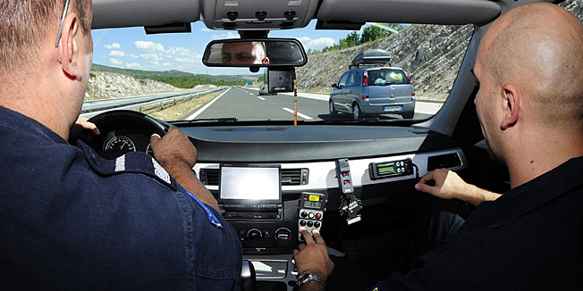 Dugopolje,  170810.Prometni policajci Kristian Perisic (lijevo) i Tonci Pivic iz postaje Prometne policije Split svakodnevno nadziru promet na autoputu A1 od Dugopolja do Sibenika.Nadzor vrse pomocu vrlo brzog BMW automobila kojim presrecu vozace koji voze prebrzo pri cemu ih snimaju kamerom i naplacuju kaznu od 500 do nekoliko tisuca kuna ovisno o brzini.Foto: Nikola Vilic / CROPIX