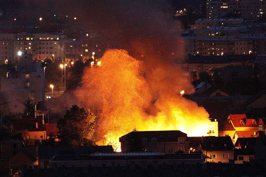 Zagreb, 160511.Pozar na Jarunu kod trznice. Zapalilo se je jedno od skladista na trznici.Foto: Dragan Matic / CROPIX 