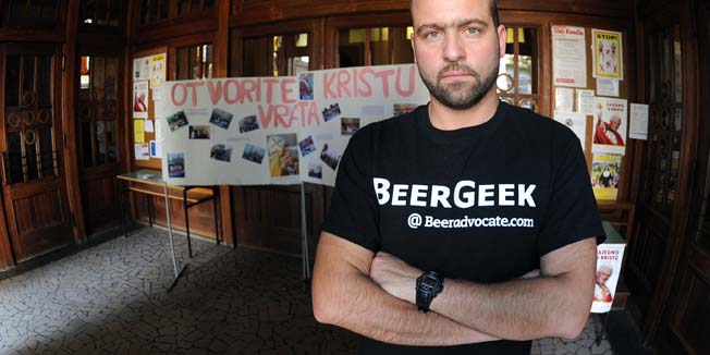 Zagreb,  120511.Domagoj Jakopovic na ulazu u crkvu na Kneziji. ilustracija uz kolumnu o krizi srednjih godina, preispitivanju stavova i ulozi crkve u zivotu agnostika.Foto : Srdjan Vrancic / CROPIX