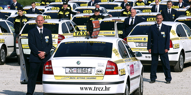 Zagreb, 200411.Laniste.Tvrtka Taxi Cammeo predstavila je svojih taksi 150 vozila sa vozacima na parkiralistu ispred Arene Zagreb. Time je najavljen pocetak pruzanja usluge prijevoza na podrucju grada Zagreba zakazan za 22.04. ove godine.Foto: Tomislav Kristo / CROPIX