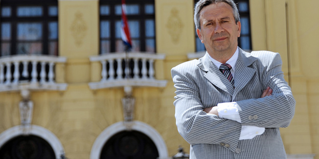 - 2010. U FOTOGRAFIJAMA CROPIX-A - Split,  090610.Dusko Mucalo, estradni umjetnik i pjevac, bivsi direktor u Jugoplastici danas ce na sjednici Gradskog vijeca biti potvrdjen kao novi intendant HNK u Splitu.Foto: Nikola Vilic / CROPIX